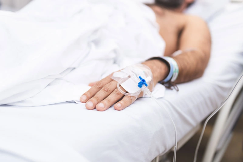 пациент лежит в клинике для лечения наркомании